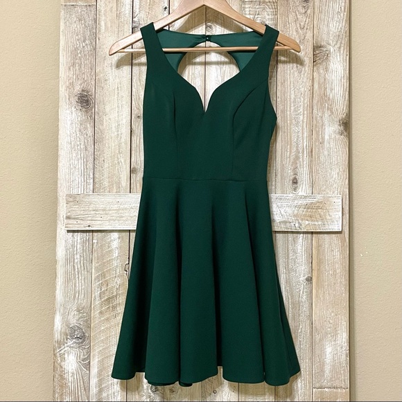 FREE W/ ITEM EQUAL/MORE VALUE Emerald Green Sleeveless A-line Dress - Picture 2 of 8